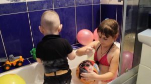 Приколы в ванной,игра с шарами,в ванной мочим приколы