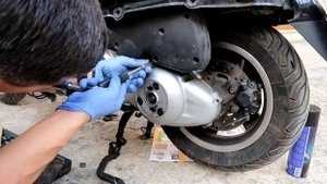 Vespa gts 300 change: oil cup gasket, oil change, spark plug, air filter