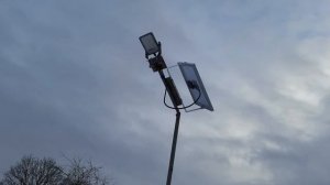 Фонарь в нашем саду/ Уличный прожектор LED VIDEX 10 w с солнечной батареей.