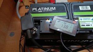 Устанавливаем солнечные панели на крышу автодома.