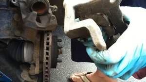 Как поменять колодки на Toyota Matrix 2003-2008