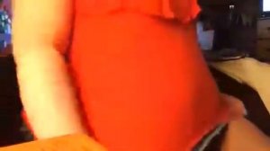 Девушка показывает свой откормленный животик