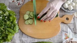 Простой салат из печени трески и огурцов