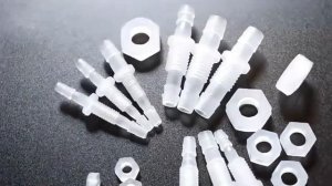 Штуцер для крышки бутылки или канистры.