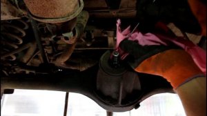 Устранение течи фланца хвостовика на Chevrolet Niva 4х4 Шевроле Нива 2005 года