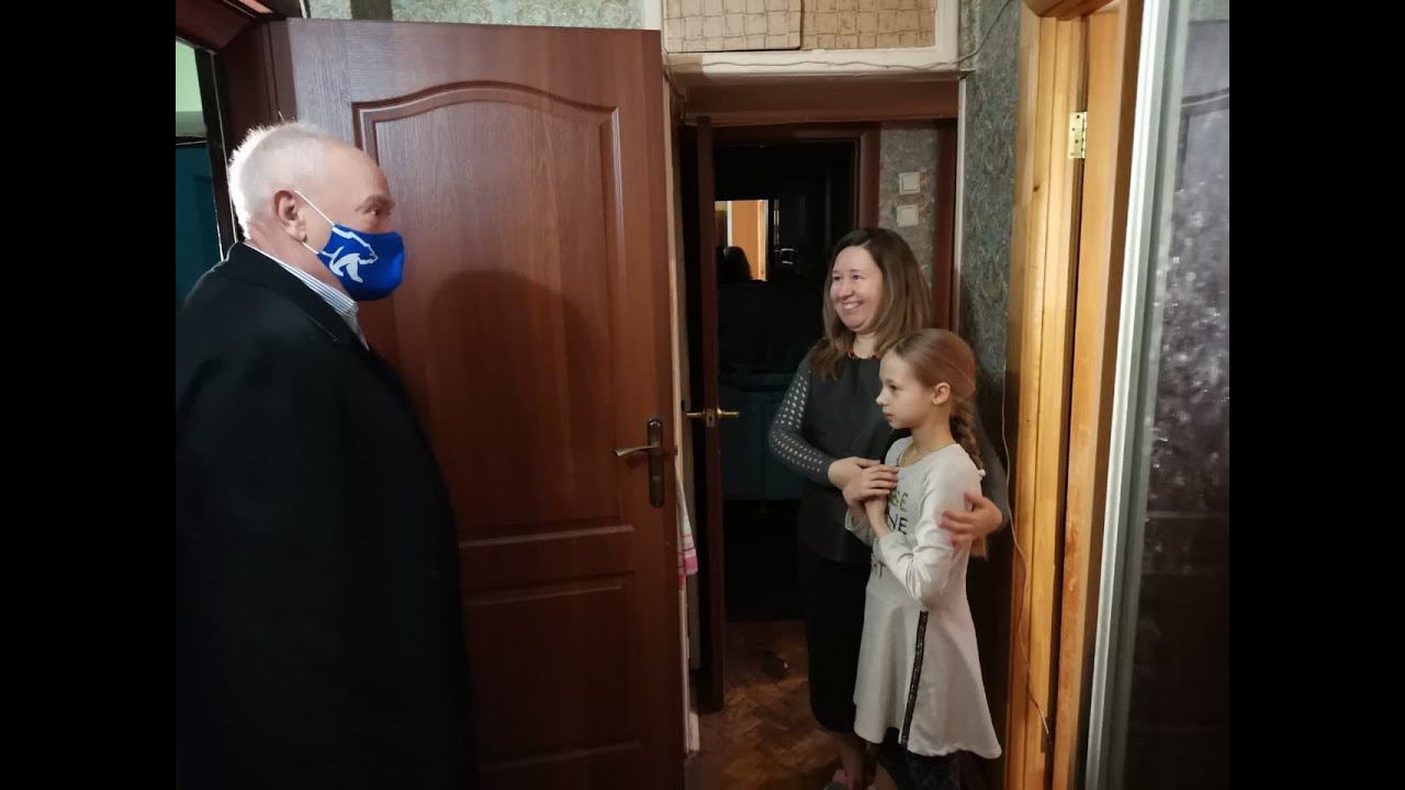 Депутат ГД Александр Румянцев вместе с волонтерами ЕР доставил продукты семьям в ЮЗАО - Россия 24