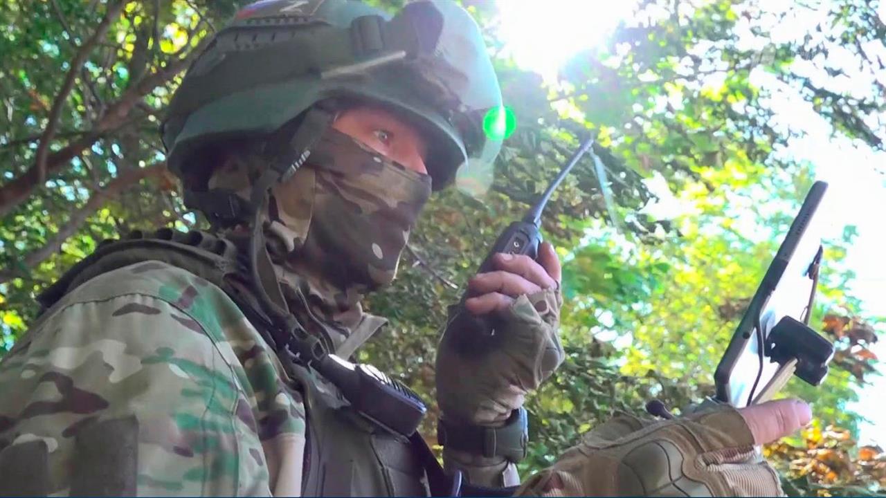 На передовой свой профессиональный праздник отмечают сегодня военные связисты