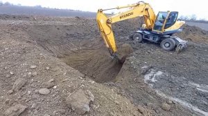 WHEEL EXCOVATOR Hyundai (210w-95) digs a pond