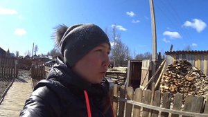 Петух нападает на меня, укладываем дрова.