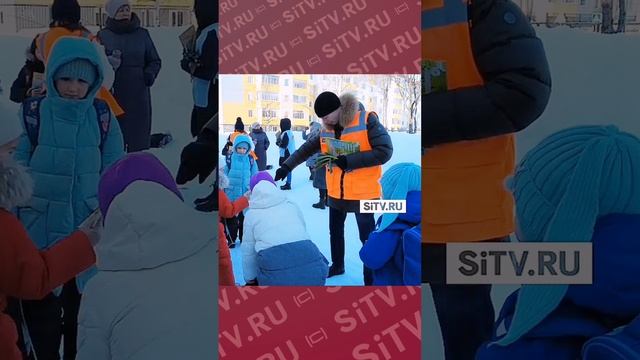Женщинам - цветы, детям - журнал: железнодорожники поздравили сургутянок с 8 марта 🌷
