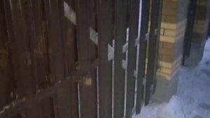 Забор из евроштакетника в шахматном порядке на кирпичных столбах. Монтаж компания ВсеЗаборы29.рф