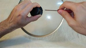 Что делать если собираеться вода под ручкой, на крышке от сковороды?