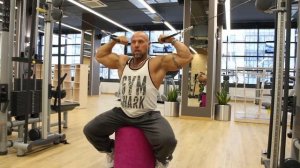 Бицепс в кроссовере.