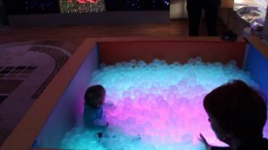 Светодинамический сухой бассейн с шариками в сенсорной комнате