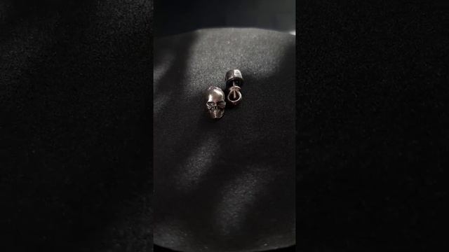 Серьги Пусеты черепа .Серьги с винтовыми замками. смотреть онлайн