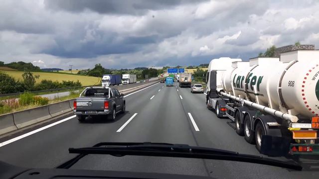 Выезжаем с парковки, на автобане штау! смотреть онлайн