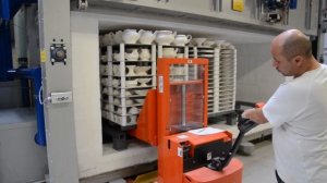 Ручное производство фарфора. Закладка изделий в печь для обжига. Plnění pecí pře ostrý vypal.