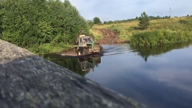 Т-150 болотоход в брод через речку(480P).mp4 смотреть онлайн
