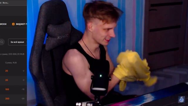 Аквыч рвет 2 футболки на стриме… смотреть онлайн