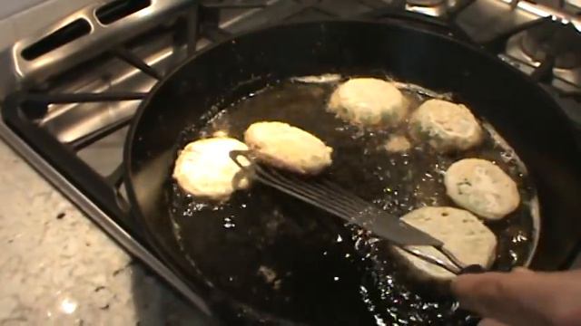 How to Make Fried Green Tomatoes (and then use them to make a GREAT hamburger) смотреть онлайн