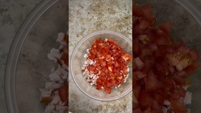 Салат за 10 минут! Копченая курочка, помидоры, кукуруза, сыр, майонез смотреть онлайн