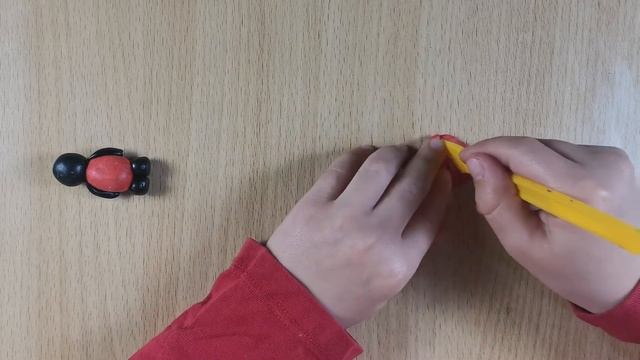 Видео лепка из пластилина для детей 4-5 лет. Божья коровка. Поделки из пластилина.