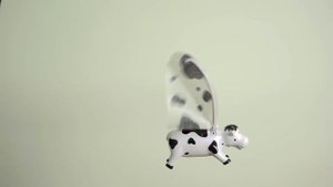 Необычные игрушки. Летающая корова от Hamleys
