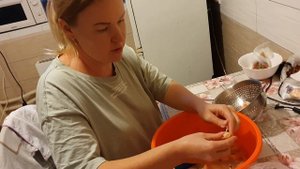 Как правильно чистить креветки?