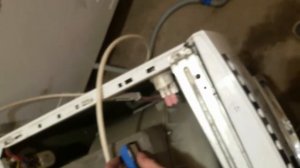 Ремон стиральной машины Кайзер (Крепим и фиксируем кнопку открытия дверцы)