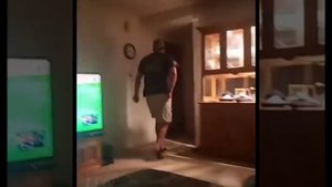 Мужик еле успел в туалет Бежит и пердит #shorts #лайк #подпишисьпожалуйста