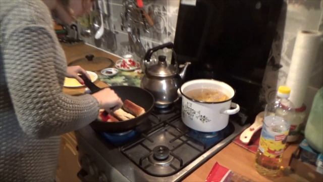 Семейный влог,сосиски в тесте,макароны с сыром,ужин от жены смотреть онлайн