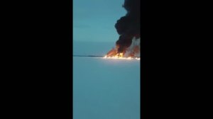 Горит река Обь!!! А потом  говорят рыбаки всю рыбу выловили.