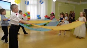 Красивый танец с полотнами Выпускной бал в детском саду