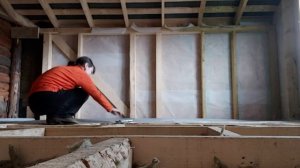 Делаем пол на втором этаже. Укладываю плёнку.