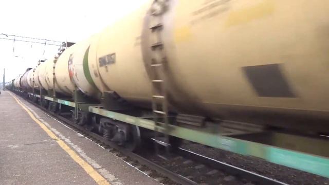 Электровоз ВЛ80С-2470 с грузовым поездом смотреть онлайн