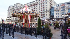 Путешествие в рождество 2024 на Площади Революции в центре Москвы