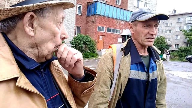 Старший по дому общается с рабочим КБУ смотреть онлайн