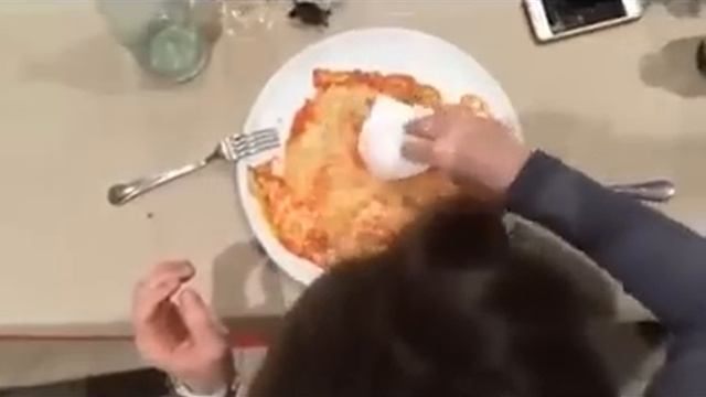 Прикол. Как едят пиццу мужчины и женщины смотреть онлайн