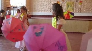 Танец с зонтиками. 2-А класс. 16.11.2012 011.MOV