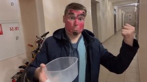 Пацаны клянчат конфеты 🍬.