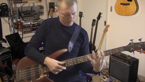 Свип на бас гитаре.  Арпеджио трезвучий,как играть.