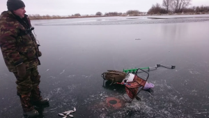 По середине реки ещё вода. Зимняя рыбалка. Ловля плотвы зимой на мормышку. ЩУКА срезала МОРМЫШКУ...