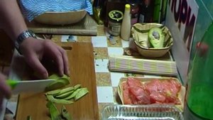 готовим роллы дома ,чистим авокадо для роллов