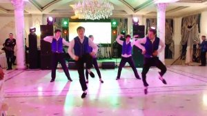 Танец официантов на свадьбе в Алматы