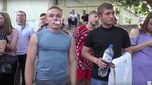 Мужик рубанул с одного удара !!