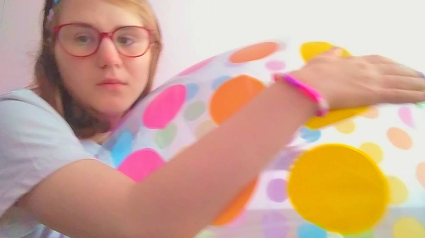 Женщина с сильными лёгкими надувает мяч смотреть онлайн