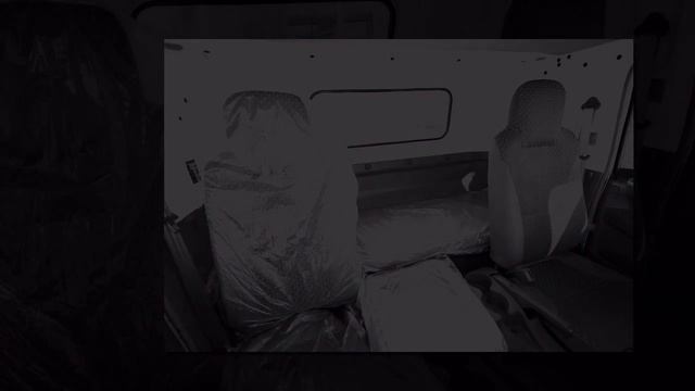 Интерьер кабины грузовика ISUZU: вид внутри кабины.