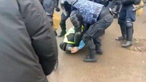 В Питере полиция избивает и бьёт электрошокером журналистов