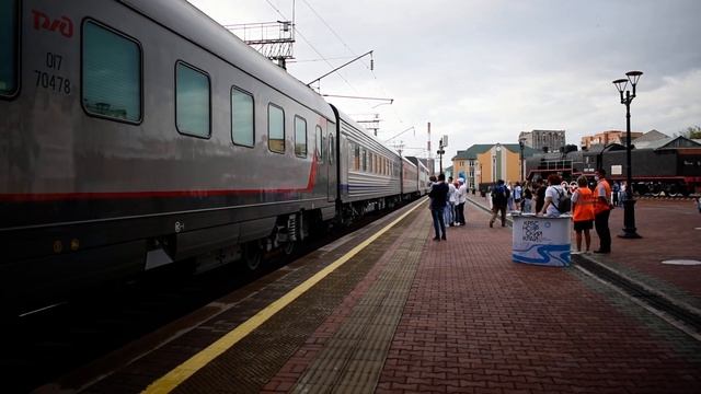 Электровоз ЭП20-073 с Туристическим поездом Байкальская сказка прибывает на станцию Красноярск-ПАСС смотреть онлайн