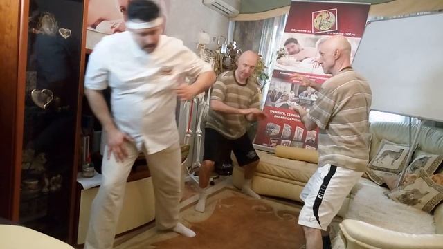 Специальные упражнения для массажистов по расслаблению корпуса и рук! Повторяйте вместе с нами! смотреть онлайн